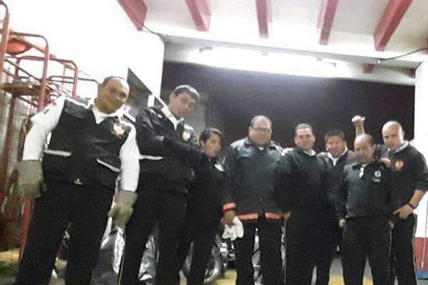 El cuerpo bomberil de la décima compañía brindó ayuda a un búho. (Foto Prensa Libre: Raúl Barrillas)