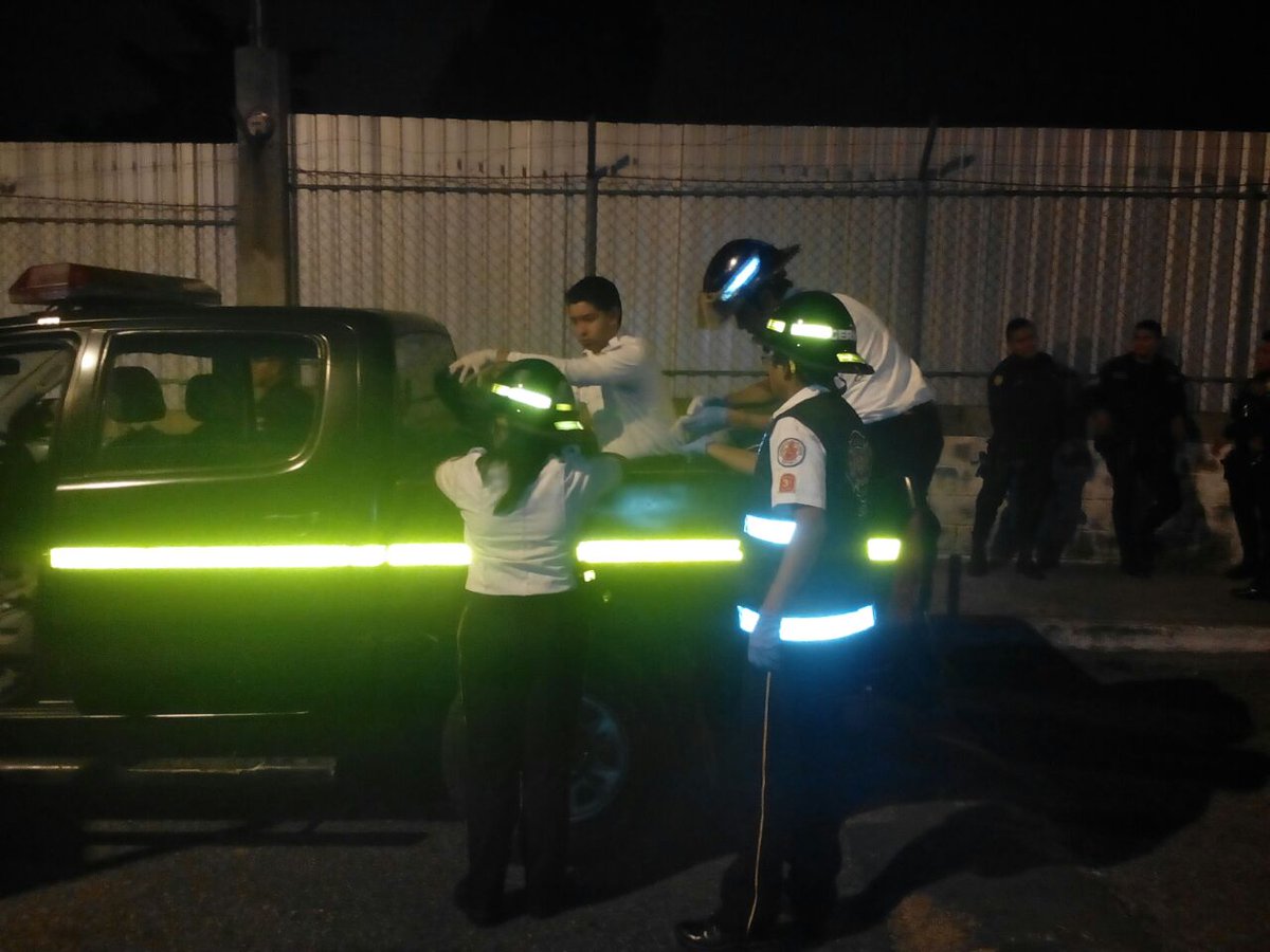 Socorristas atienden al pandillero detenido. (Foto Prensa Libre: @notivigilante)