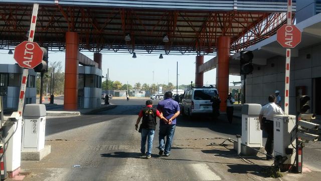 Capturan a personas que defraudaban al Estado en las aduanas. (Foto Prensa Libre: MP)