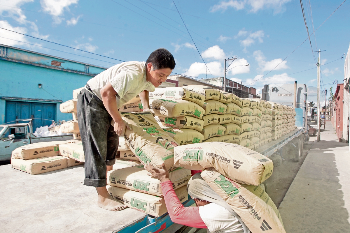 El sector de la construcción considera que el incremento del impuesto a la distribución de cemento es negativo (Foto, Prensa Libre: Álvaro Interiano).