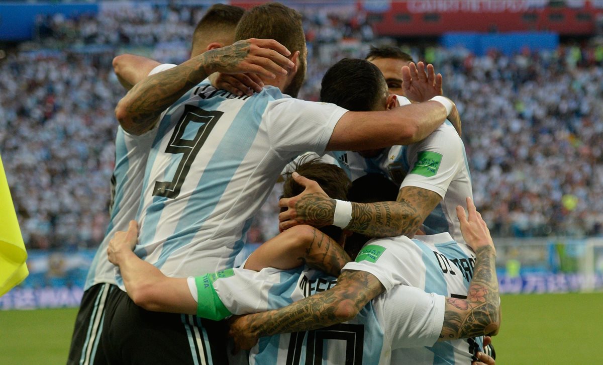 Argentina logró conseguir uno de los boletos hacia la fase de octavos de final, aunque le tocó sufrir de más frente a Nigeria. (Foto Prensa Libre: AFP)