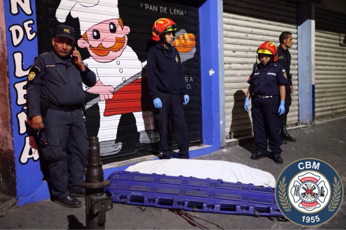 El cuerpo del agente de la PNC quedó en la banqueta, frente a una panadería, en Villalobos. (Foto Prensa Libre: Bomberos Municipales)