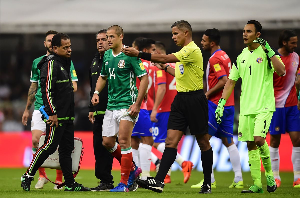 El árbitro panameño John Pitti en una acción del juego México-Costa Rica