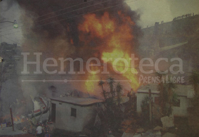 El avión DC-8 se incendia sobre varias viviendas de la colonia La Libertad, zona 13. (Foto: Hemeroteca PL)