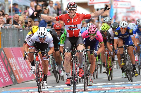 El ciclista alemán Andre Greipel, de Lotto Soudal, cruza la línea de meta como vencedor de la séptima etapa del Giro de Italia. (Foto Prensa Libre: EFE)