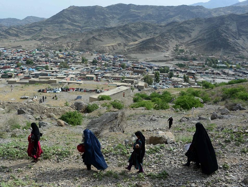 Niñas caminan en una región de Afganistán. La comunidad internacional ha puesto énfasis en impulsar la educación femenina. (Foto Prensa Libre: AFP).