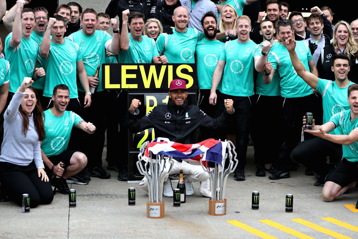 Así festejó Lewis Hamilton el triunfo. (Foto Prensa Libre: AFP)