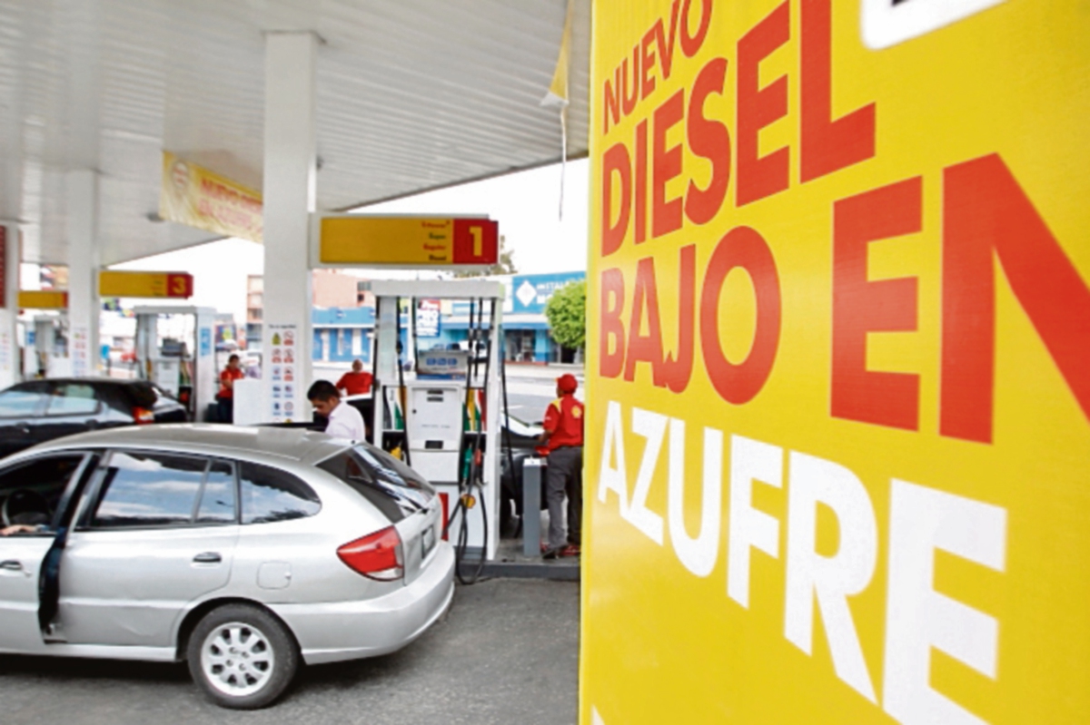 Distribuidores de combustibles ya ofrecen diésel bajo en azufre. (Foto Prensa Libre: Álvaro Interiano)