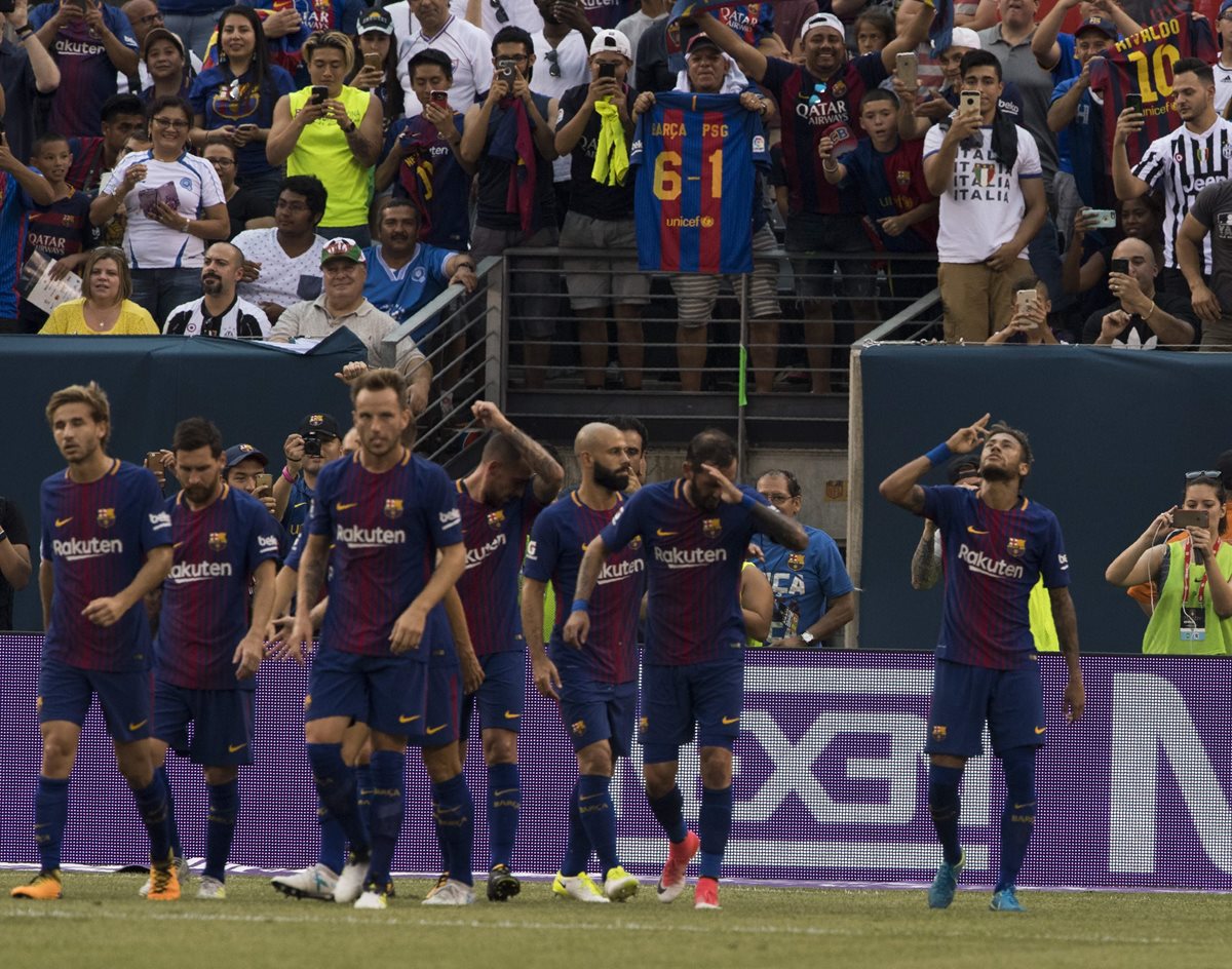 Así festejó Neymar con sus compañeros y aficionados después de marcarle a la Juventus. (Foto Prensa Libre: AFP)