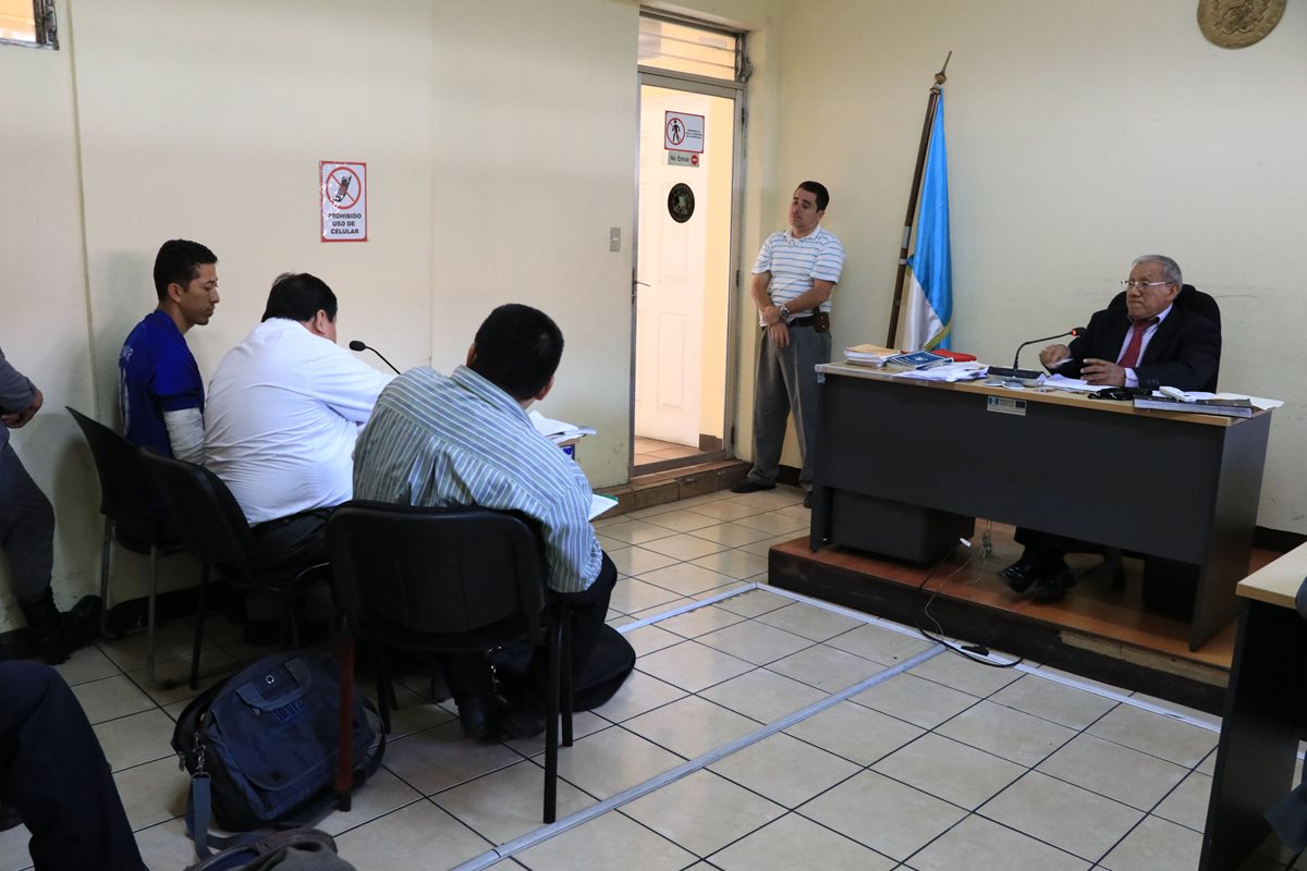 Osbin Ramos (izquierda, de azul) escucha la resolución del juez de Turno de Escuintla. (Foto Prensa Libre: Enrique Paredes)