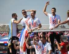 Los jugadores croatas festejan con la afición de su país el subcampeonato en Rusia 2018. (Foto Prensa Libre: AFP).