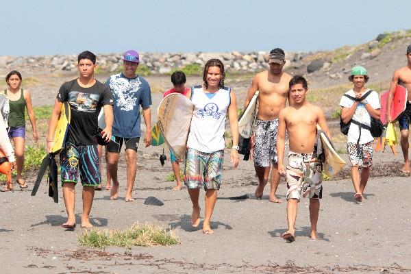 En las playas de Champerico ha crecido el interés por la práctica del surf. (Foto Prensa Libre: Norvin Mendoza)<br _mce_bogus="1"/>
