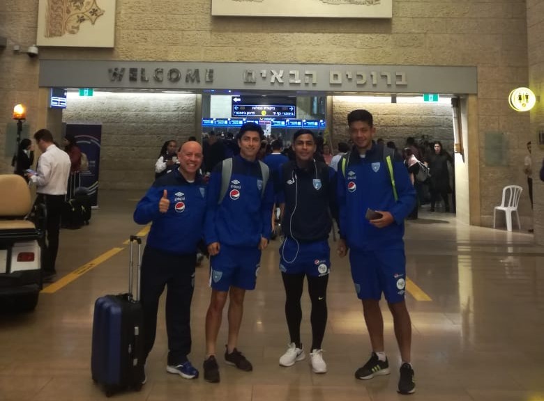 Los jugadores de la Selección de Guatemala, en su llegada a Tel Aviv. (Foto Prensa Libre: Twitter @fedefut_oficial)