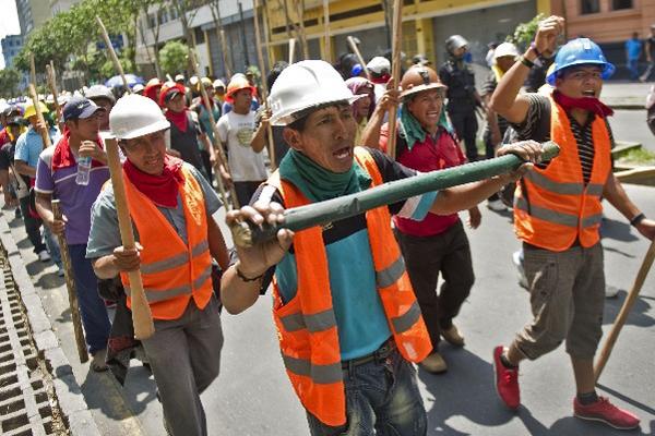 Mineros de Perú efectúan marcha. (Foto Prensa Libre: AFP)