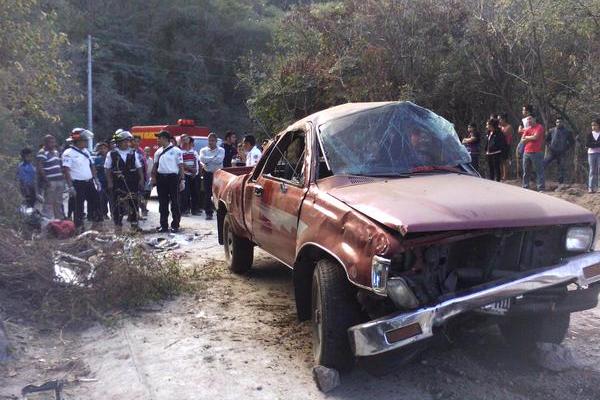 un muerto y 14 heridos dejó un accidente de tránsito en la ruta a Pachalum, Quiché. (Foto Prensa Libre: R. Subuyuj
