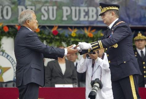 El presidente salvadoreño Salvador Sánchez Cerén (i), recibe el bastón   de mando de manos del ministro de Defensa, general David Munguí. (Foto   Prensa Libre:EFE)
