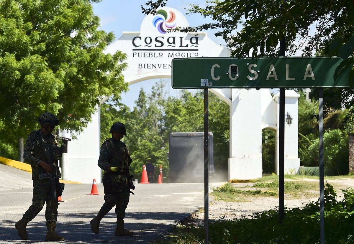 Soldados vigilan el ingreso a Cosala, lugar donde presuntamente se refugiaba "El Chapo". (Foto Prensa Libre: AFP)