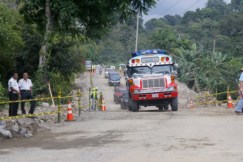 Vehículos pasan por carril habilitado en el km 188 de la ruta Cito Zarco, que permanecía cerrada desde el martes de la semana pasada, debido a un hundimiento. (Foto Prensa Libre: Rolando Miranda)