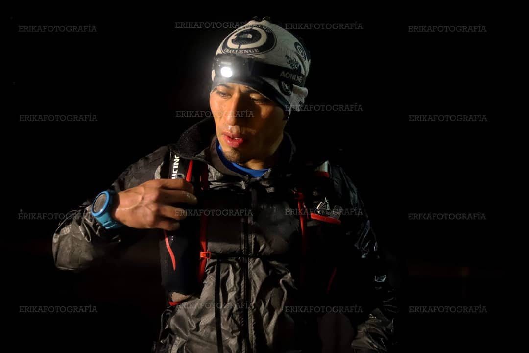 En uno de los campamentos ubicados en la ruta, Erick Ajtun, recibe hidratante. (Foto Prensa Libre: Cortesía Erika Fotografía)