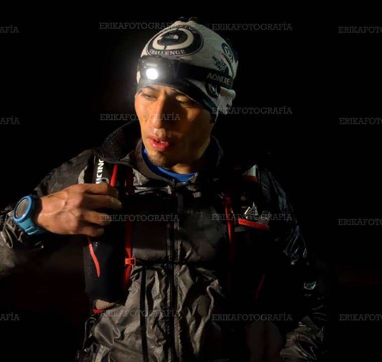 En uno de los campamentos ubicados en la ruta, Erick Ajtun, recibe hidratante. (Foto Prensa Libre: Cortesía Erika Fotografía)