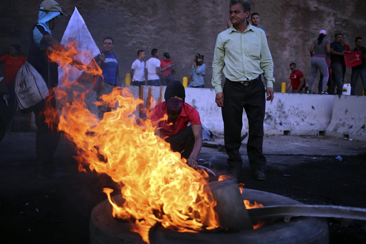 Manifestantes queman neumáticos durante una concentración