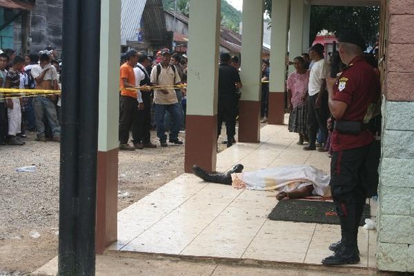 Cuerpo de guardia quedó afuera de la agencia.