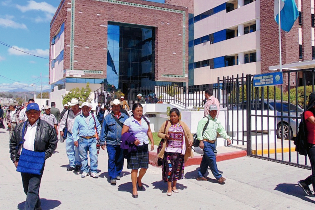 Afiliados afectados de varios departamentos llegan a Huehuetenango a exigir justicia. (Foto Prensa Libre: Mike Castillo)