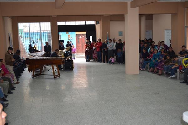 Vecinos participan en la inauguración del salón comunal de la zona 2 de Totonicapán. (Foto Prensa Libre: Édgar Domínguez)<br _mce_bogus="1"/>