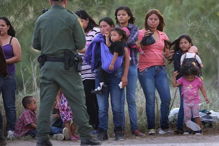 Rescatan en México a 77 guatemaltecos que viajaban hacinados en un camión