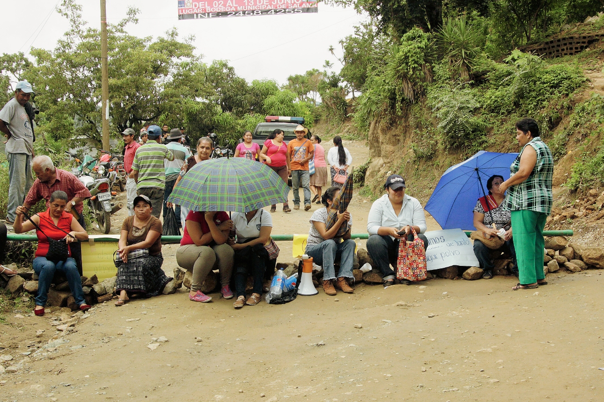 Vecinos de Santa Cruz El Chol, Baja Verapaz, bloquean carretera con el propósito de exigir que comuna concluya obra. (Foto Prensa Libre: Carlos Grave)