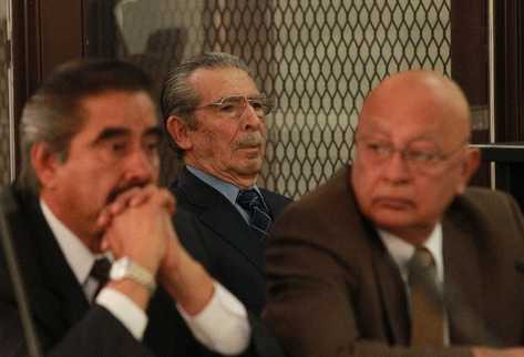 José Efraín Ríos Montt (centro), en una audiencia en la Torre de Tribunales, junto a sus abogados.