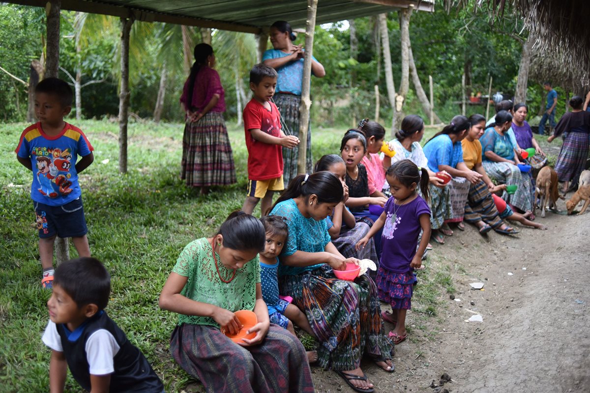 Familiares y amigos esperan los restos de Jekelin en  San Antonio Secortez, Raxruhá, Alta Verapaz.