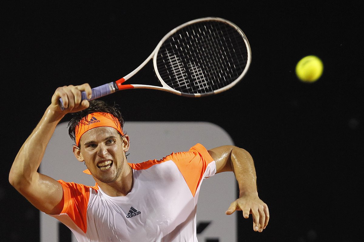 El austríaco Dominic Thiem devuelve una bola al español Albert Ramos. (Foto Prensa Libre: EFE)