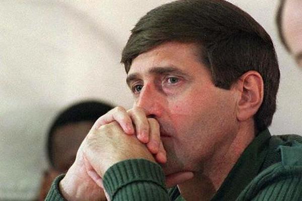 Eugene de Kock asiste con gesto pensativo a una audiencia de la Comisión  de la Verdad y la Reconciliación sudafricana. (Foto Prensa Libre: AFP)