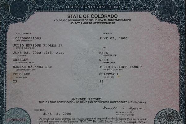 Certificado de nacimiento del menor.