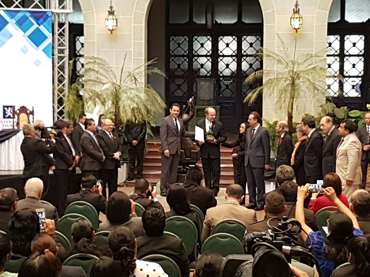 Los jueces de la CorteIDH reciben la condecoración por parte del presidente, Jimmy Morales. (Foto Prensa Libre: Carlos Álvarez)