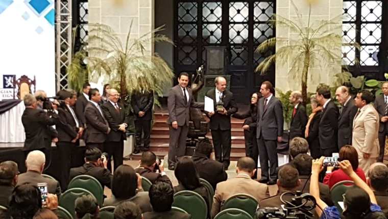 Los jueces de la CorteIDH reciben la condecoración por parte del presidente, Jimmy Morales. (Foto Prensa Libre: Carlos Álvarez)