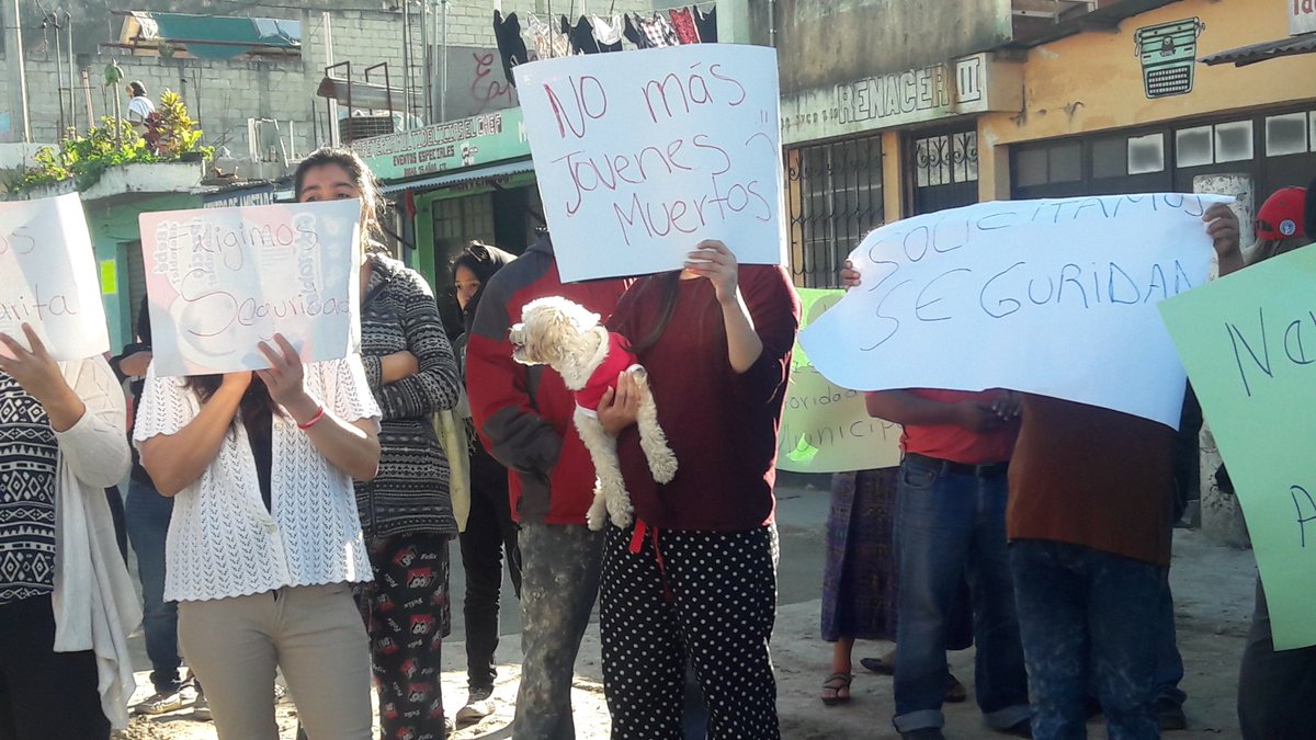 Vecinos se manifiestan contra la violencia en Villa Nueva. (Foto Prensa Libre: @SantosDalia).