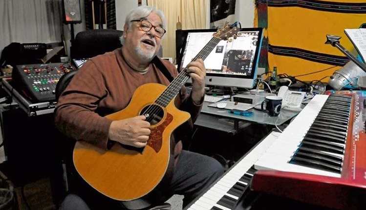 El músico Luis Galich en su estudio de grabación, ubicado en su vivienda en la zona 15 de la capital. (Foto Prensa Libre: Ana Lucía Ola)