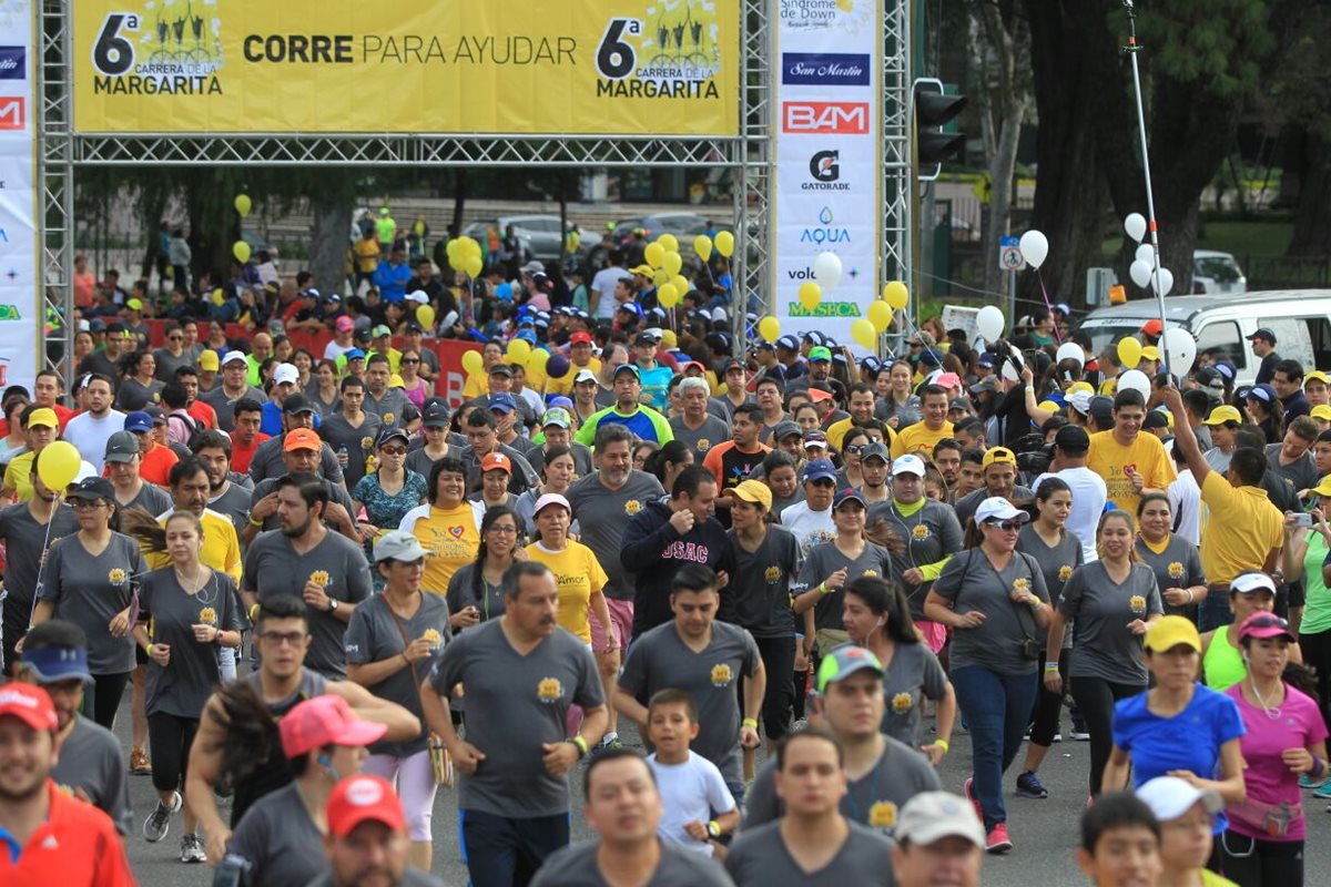 Cientos de personas participaron en la sexta edición de la Carrera de la Margarita, en beneficio de la Fundación Margarita Tejada. (Foto Prensa Libre: Esbin García)