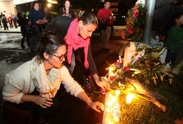 Momento en que los asistentes rinden tributo a los fallecidos en París, Francia. (Foto Prensa Libre: Álvaro Interiano)