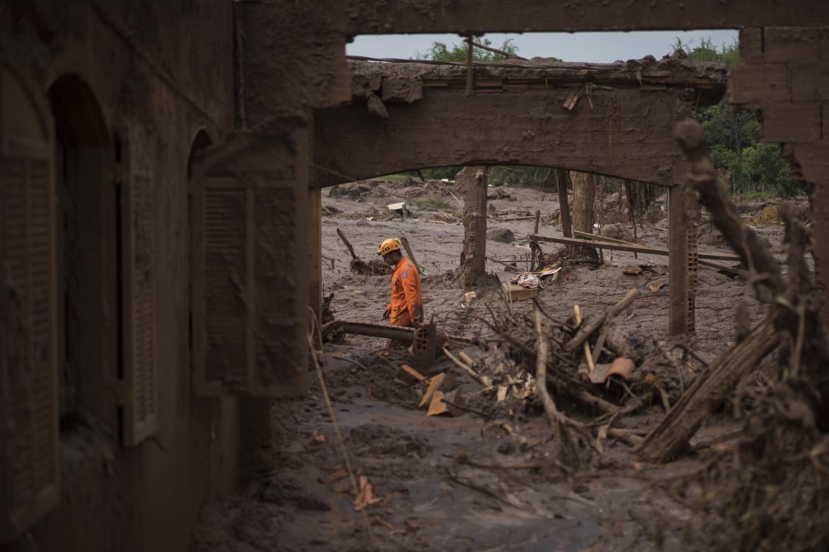 Un rescatista trabaja en medio de los escombros de Bento Rodrigues en busca de sobrevivientes. (Foto Prensa Libre: AP).