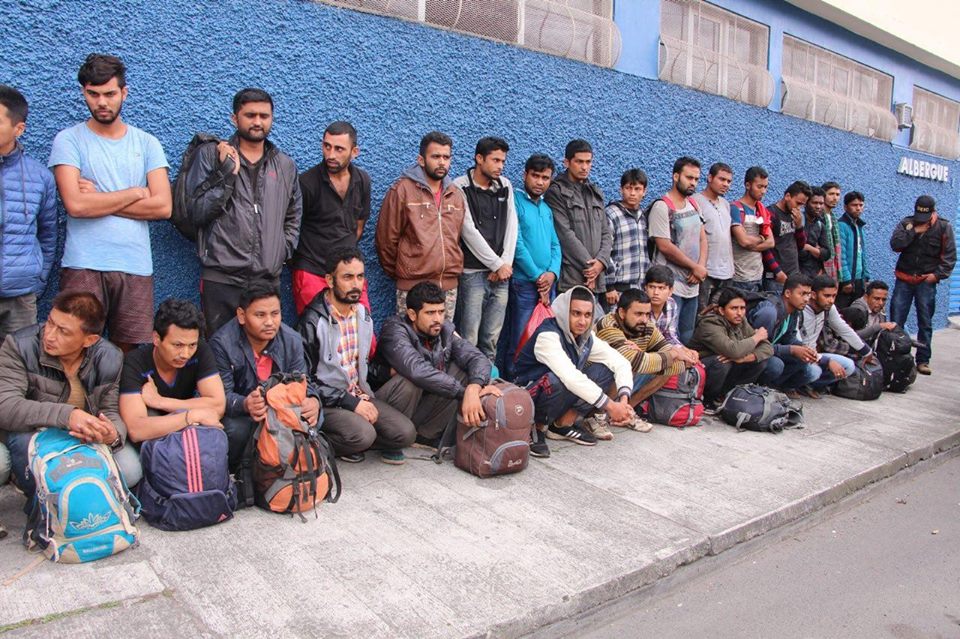La Policía Nacional Civil detuvo un bus en el cual viajaban 16 ciudadanos nepaleses y 17 bangladesís. (Foto Prensa Libre: PNC)