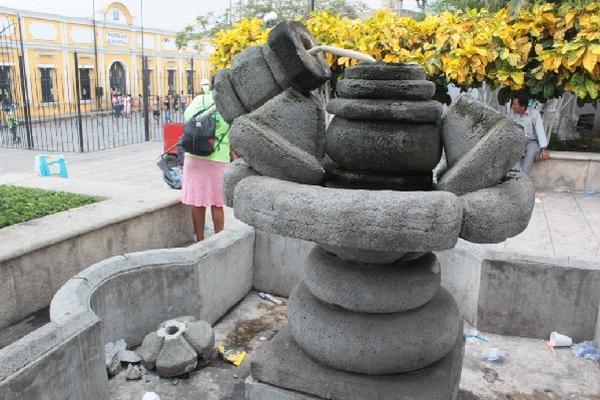 La fuente del parque La Unión, en la cabecera de Escuintla, se encuentra destruida.