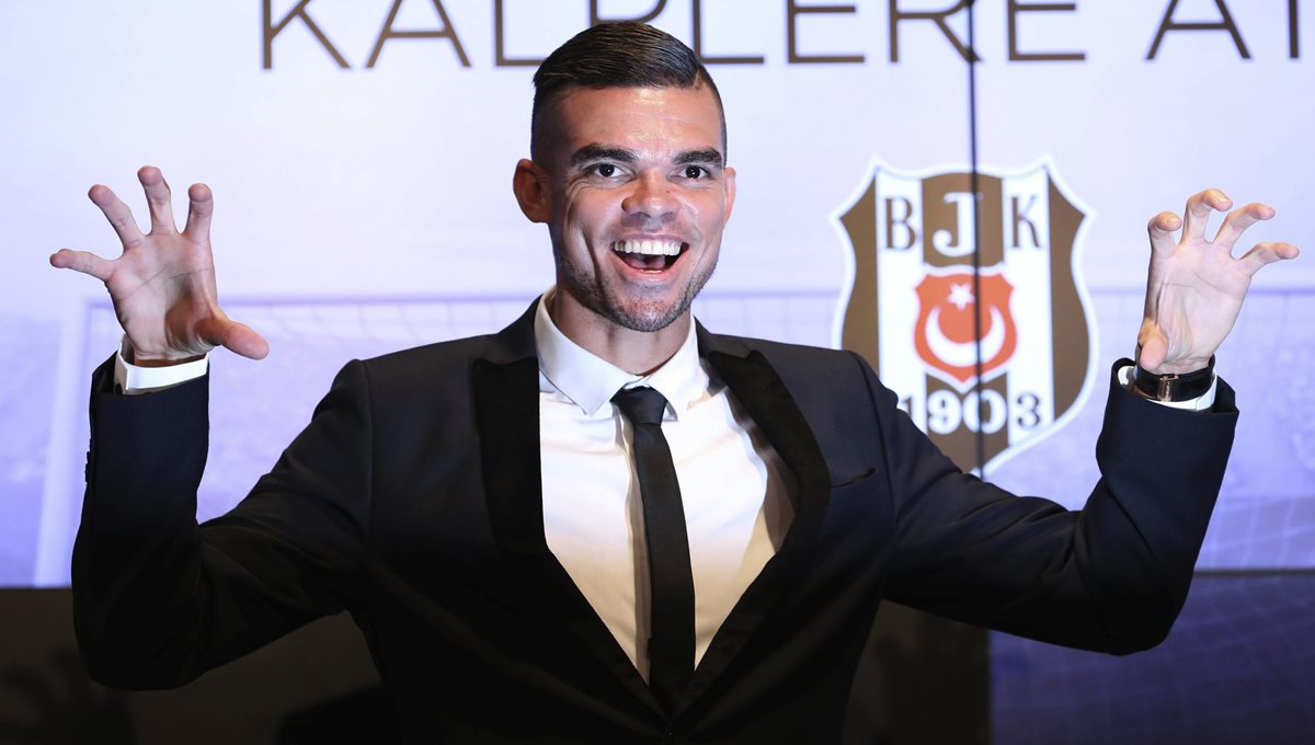 El central internacional portugués Kepler Laveran Lima, "Pepe", durante la rueda de prensa en la que fue presentado como nuevo jugador del Besiktas turco. (Foto Prensa Libre: EFE)