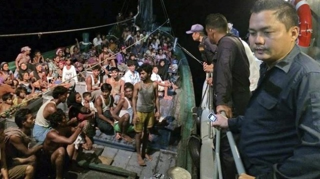 Ilustración. Un grupo de musulmanes rohingyas en una patera. (Foto Prensa Libre: AFP)