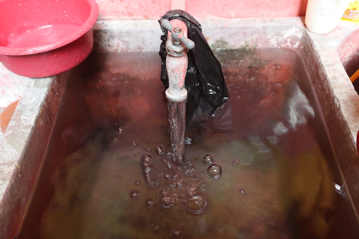 En ocasiones el agua alcanza temperaturas de 60 grados se informó en la comuna de Amatitlán.(Prensa Libre: Erick Ávila)