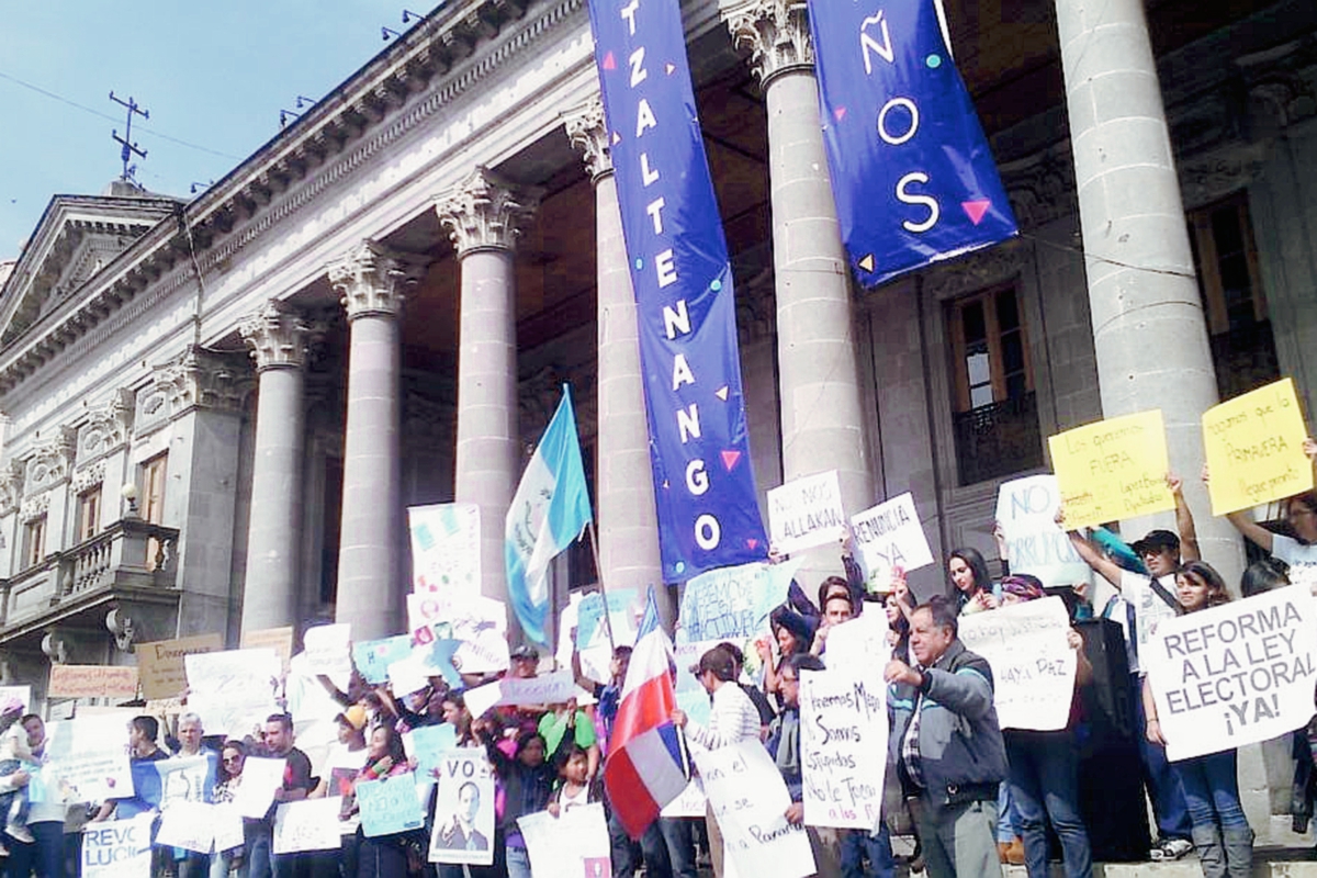 Sectores sociales rechazan corrupción del Gobierno, en Quetzaltenango. (Foto Prensa Libre: Alejandra Martínez)