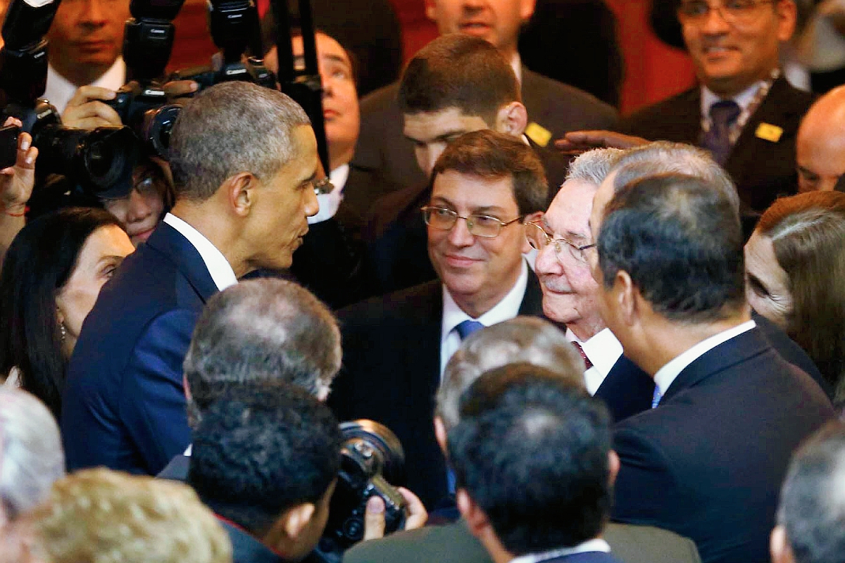 El histórico apretón de manos entre Barack Obama y Raúl Castro. (Foto Prensa Libre: EFE).