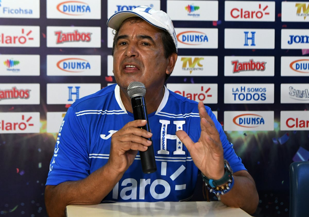 Jorge Luis Pinto se concentra en el partido de este lunes contra México. (Foto Prensa Libre: AFP)